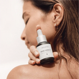 LANG:ID|Seorang wanita mengaplikasikan Treelogy Organic Moringa Oil di bahunya, menampilkan perawatan kulit alami dengan minyak biji cold-pressed.