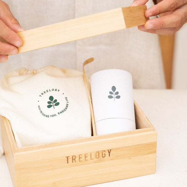 Treelogy Daily Wellness Bundle ditampilkan dengan minyak moringa organik, kapsul, dan alat ritual, menonjolkan rutinitas perawatan diri alami yang lengkap.